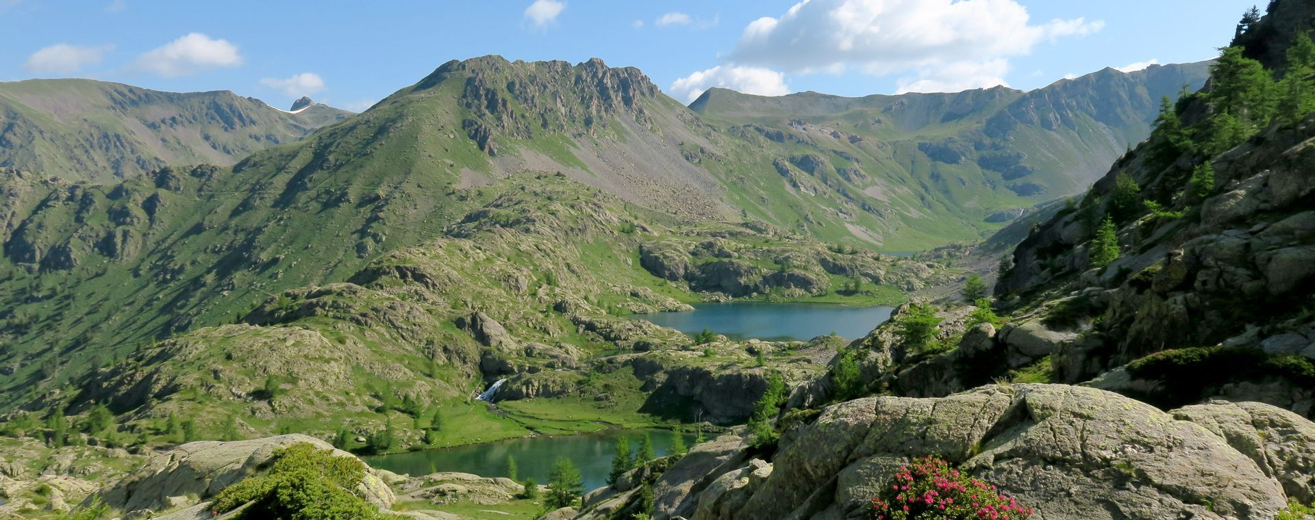 Lacs d'altitude et sommets verdoyants - Grande Traversée des Alpes - France