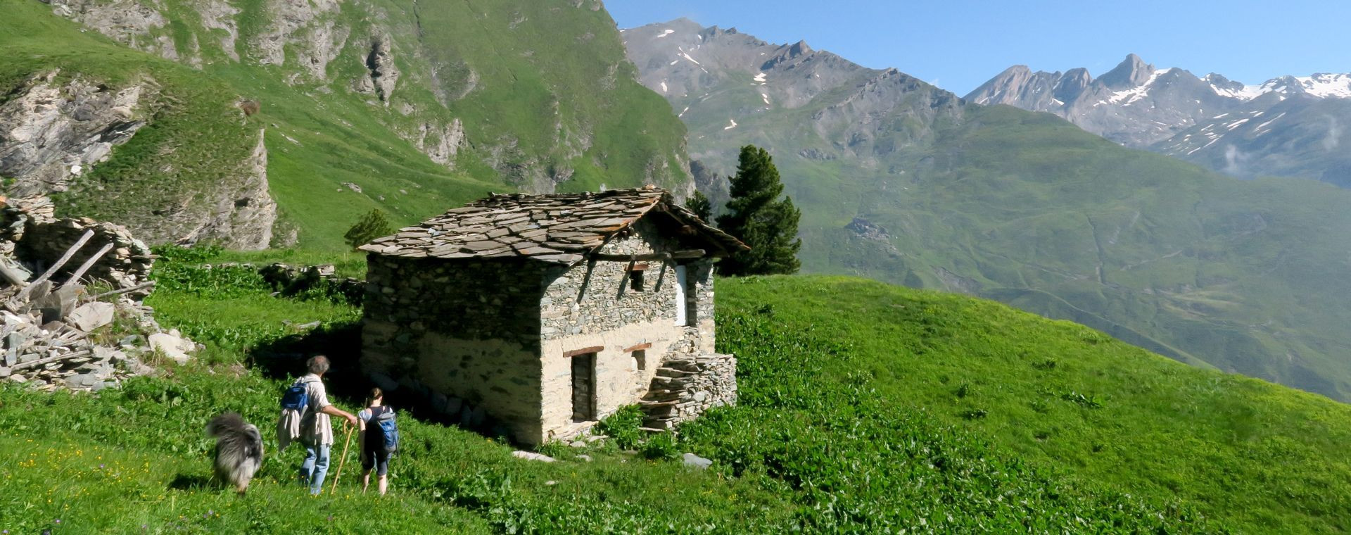 Randonneurs près d'une bergerie de pierre - Grande Traversée des Alpes - France