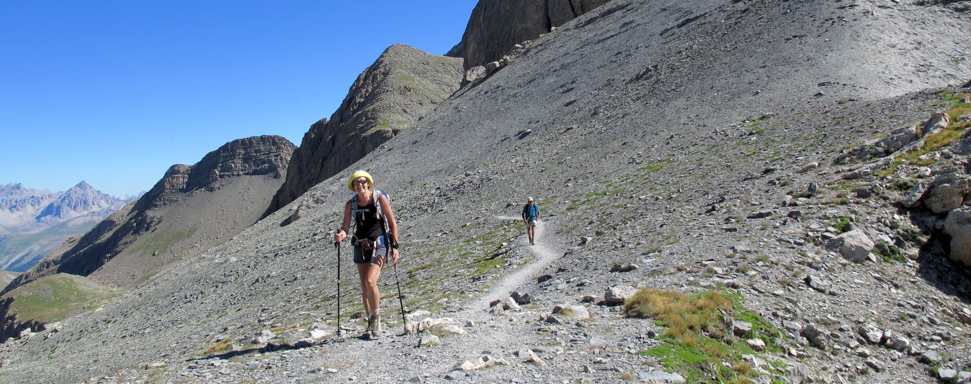 Randonneurs sur un sentier de haute montagne - Alpes - France