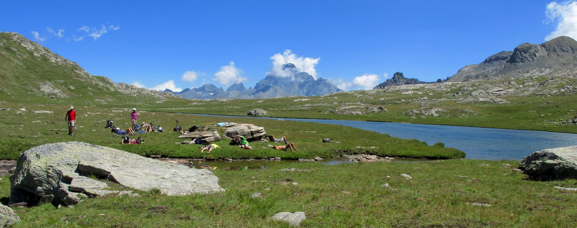 Pause randonnée au bord d'un lac d'altitude - Alpes - France