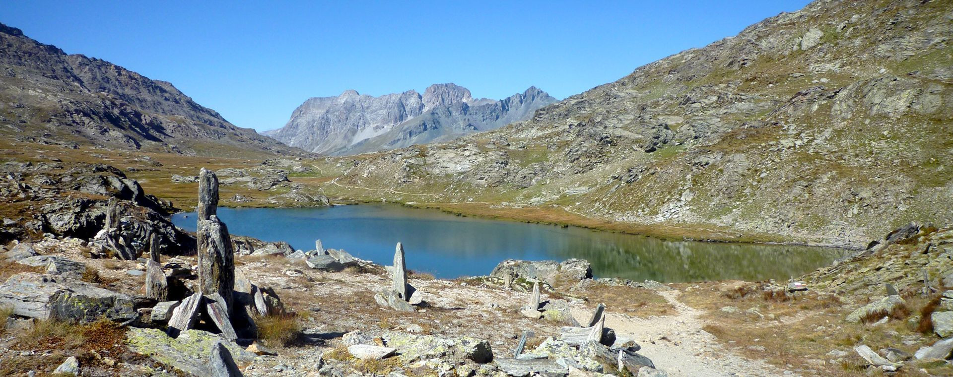 Lac de montagne et cairns sur la Grande Traversée des Alpes - Alpes - France
