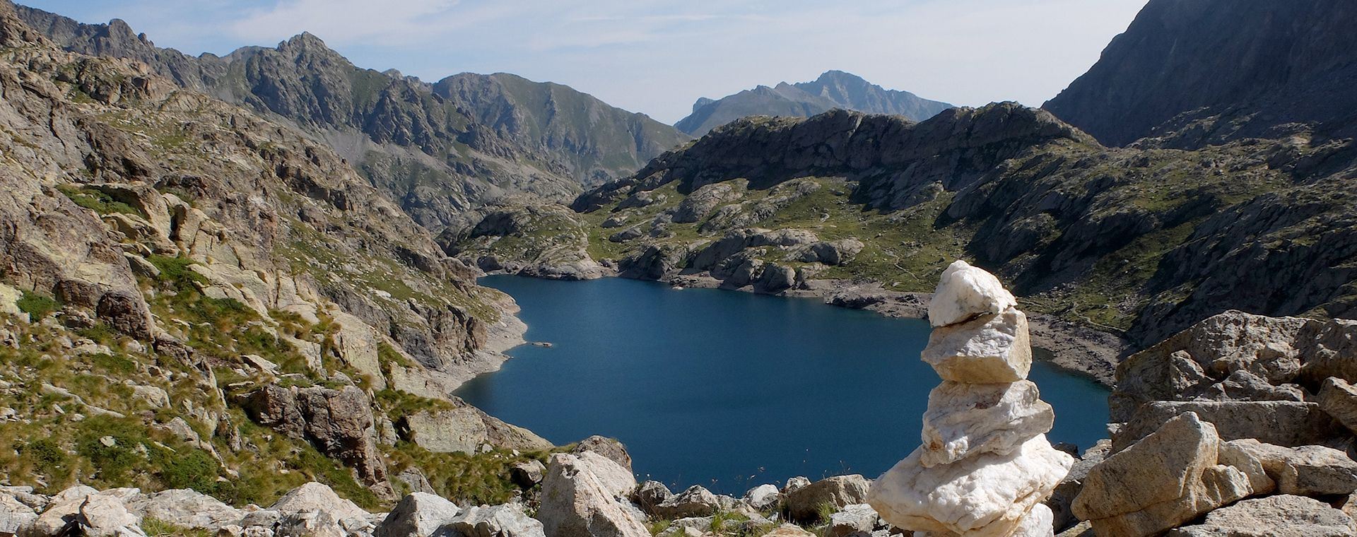 Lac d'altitude et cairn dans le Mercantour - Alpes-Maritimes - France