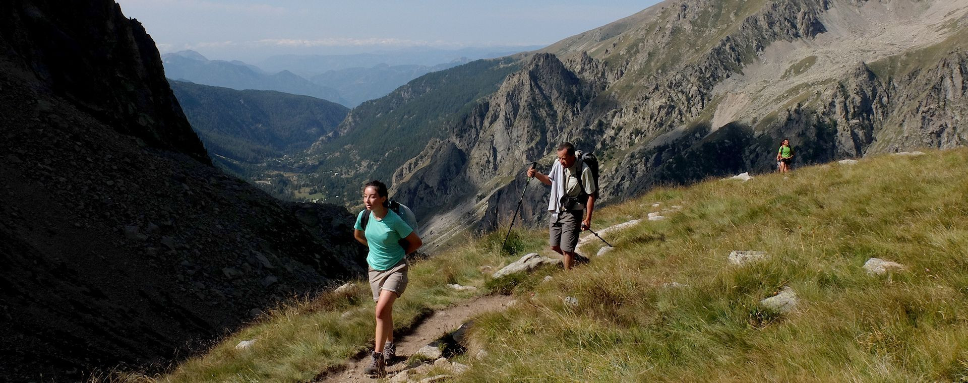 Randonneurs sur un sentier de crête - Mercantour - Alpes - France