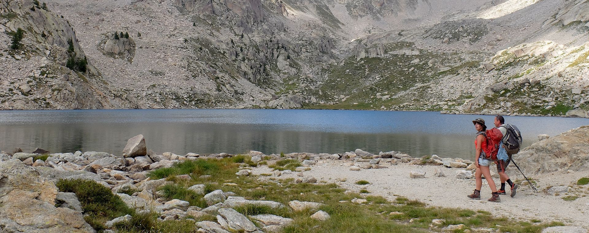 Randonneurs au bord d'un lac de montagne - Mercantour - Alpes - France