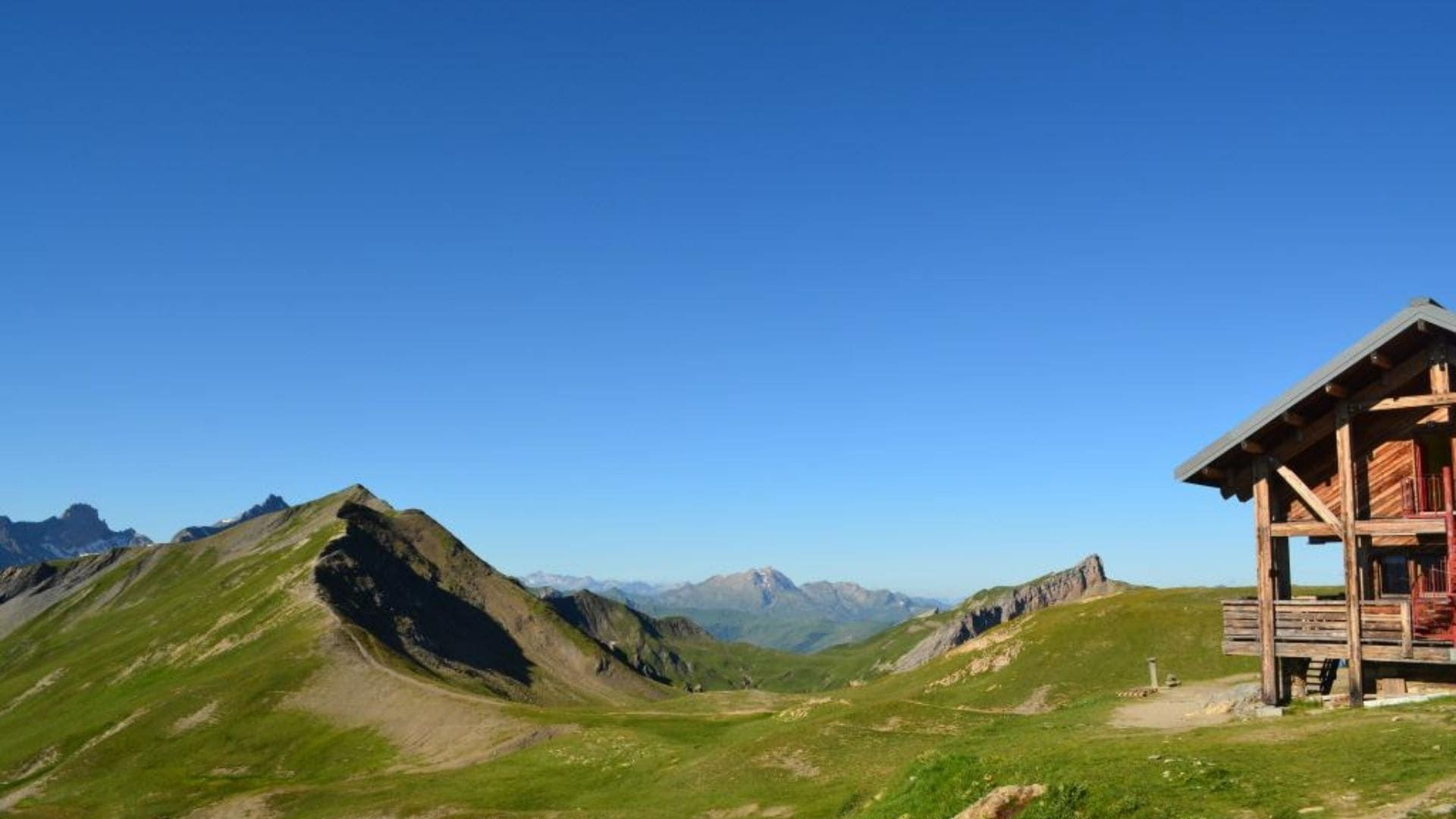 Refuge de montagne et crêtes herbeuses - Grande Traversée des Alpes - Alpes - France