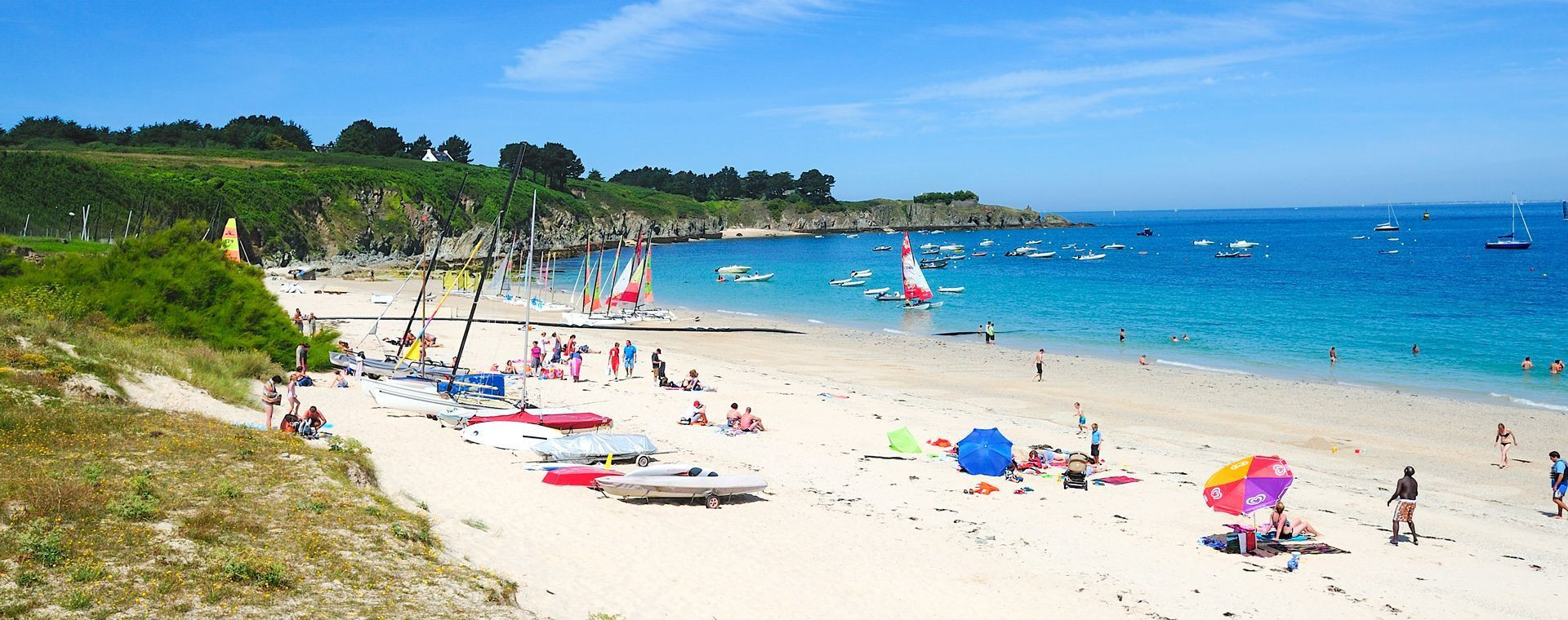 Plage des Grands Sables et dériveurs à Locmaria - Belle-Île-en-Mer - Bretagne, France