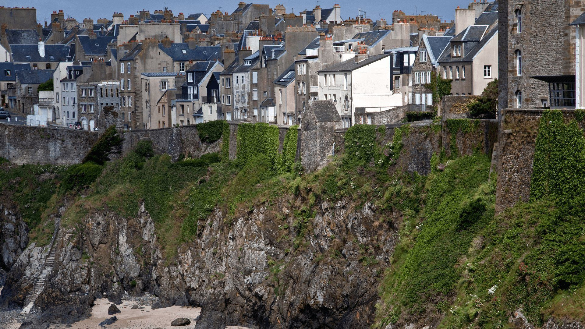 Haute-ville de Granville sur les remparts en bord de mer - Normandie - France