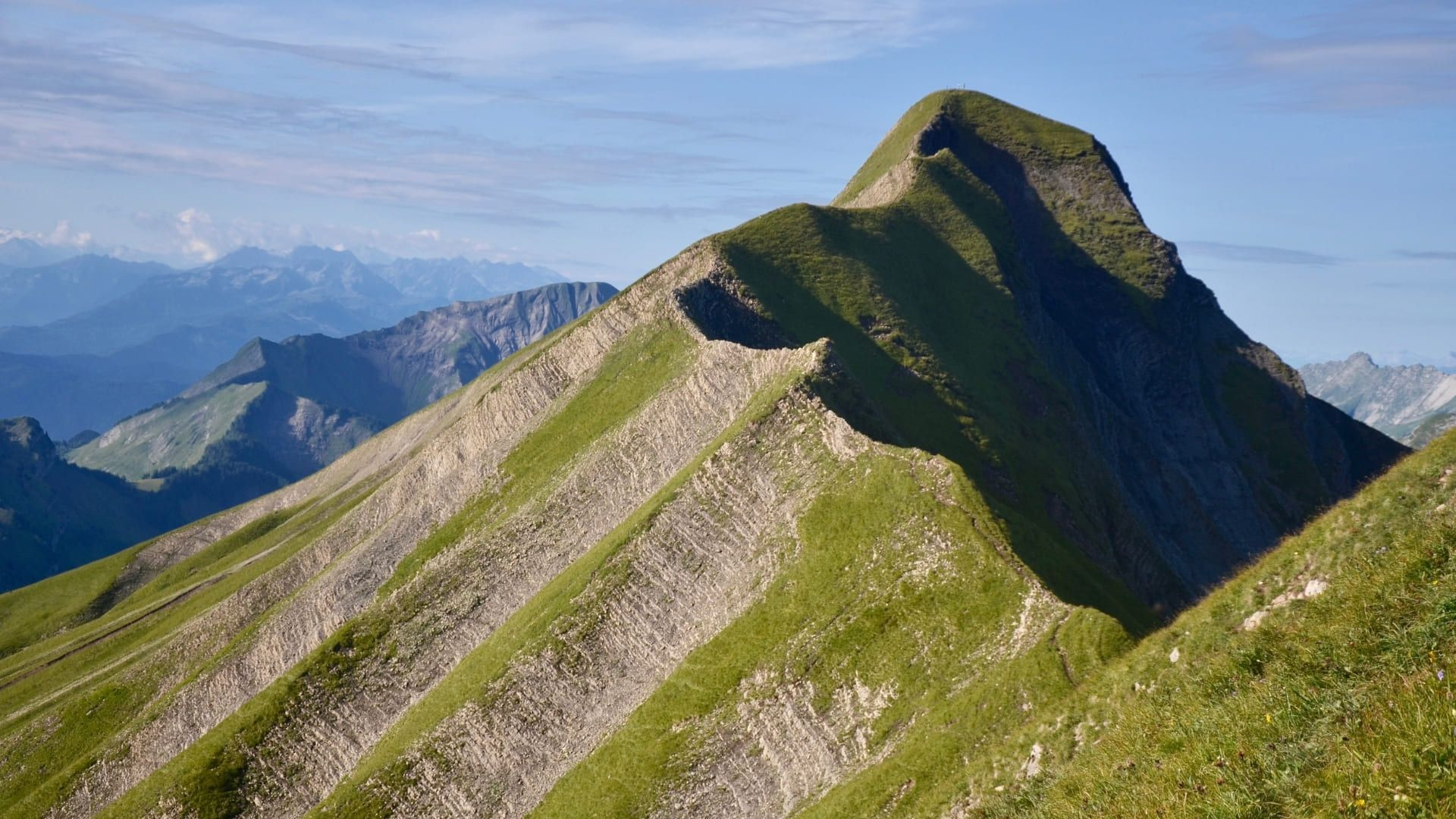 Crête herbeuse d'un sommet alpin - Massif des Bauges - France