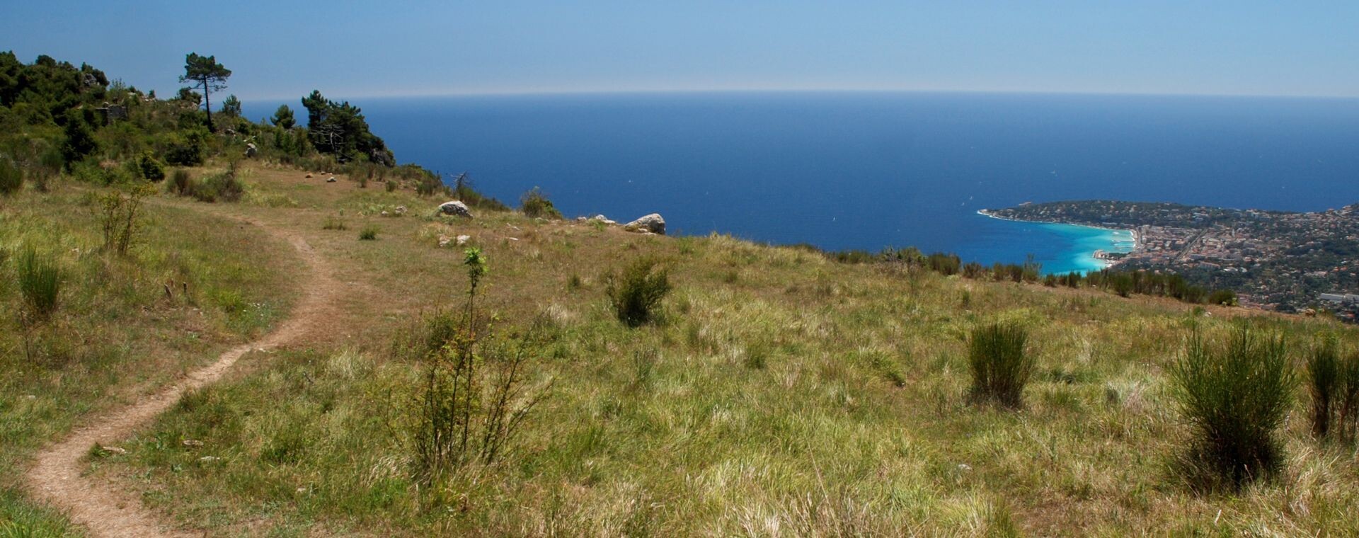 Sentier herbeux au-dessus du littoral turquoise de Menton - Côte d'Azur, France