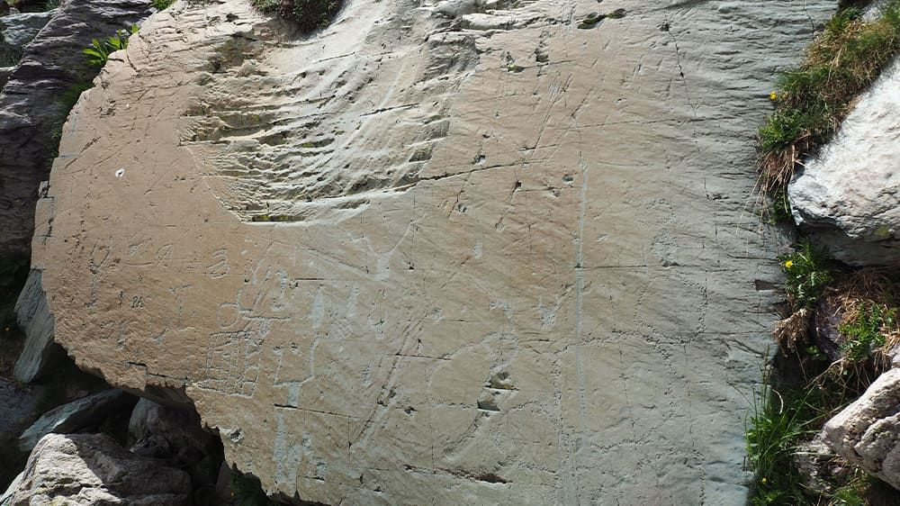 Gravures rupestres sur dalle de roche - Vallée des Merveilles - Mercantour, France