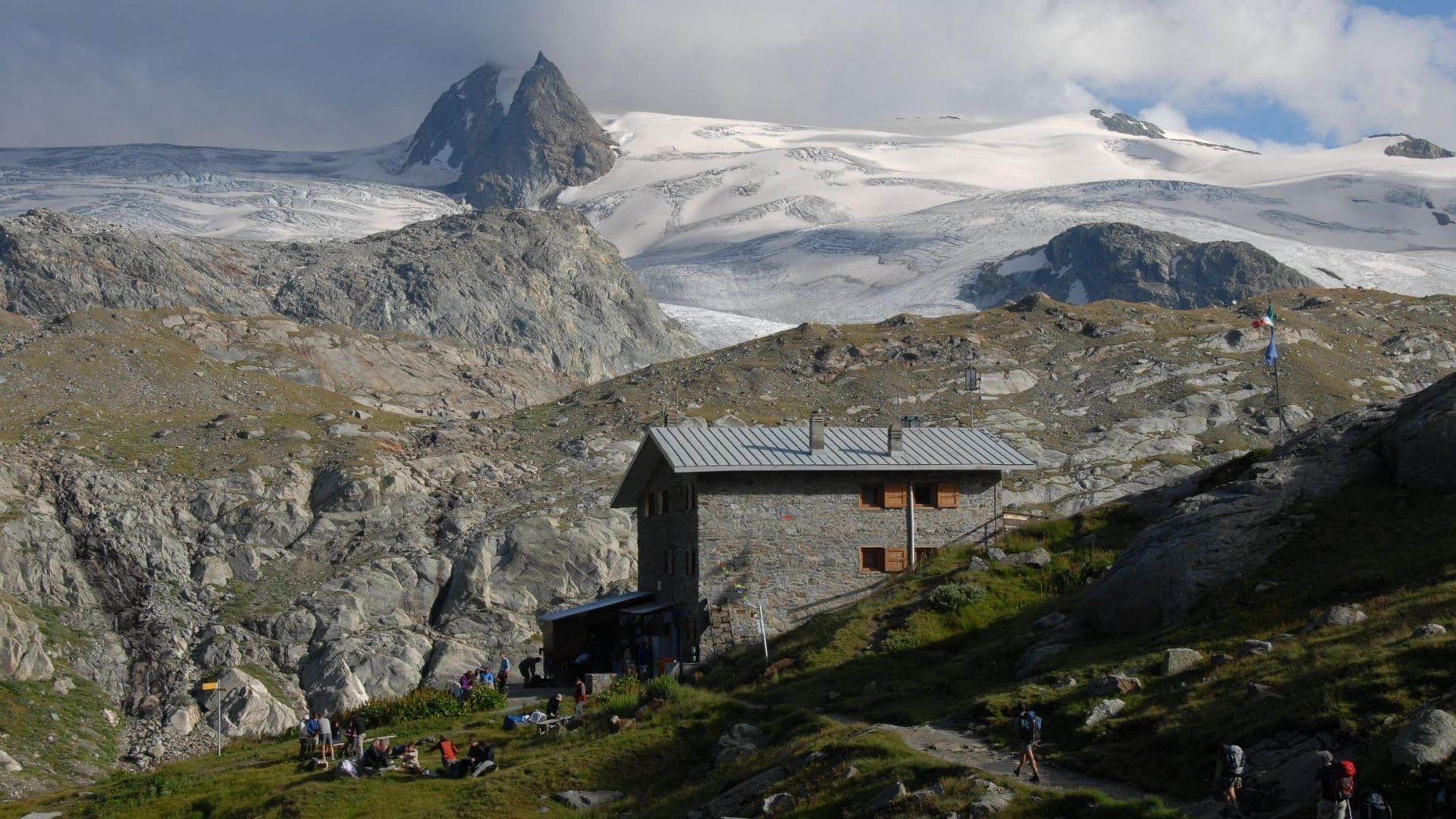 Refuge de montagne au pied du glacier - Grand Paradis - Italie