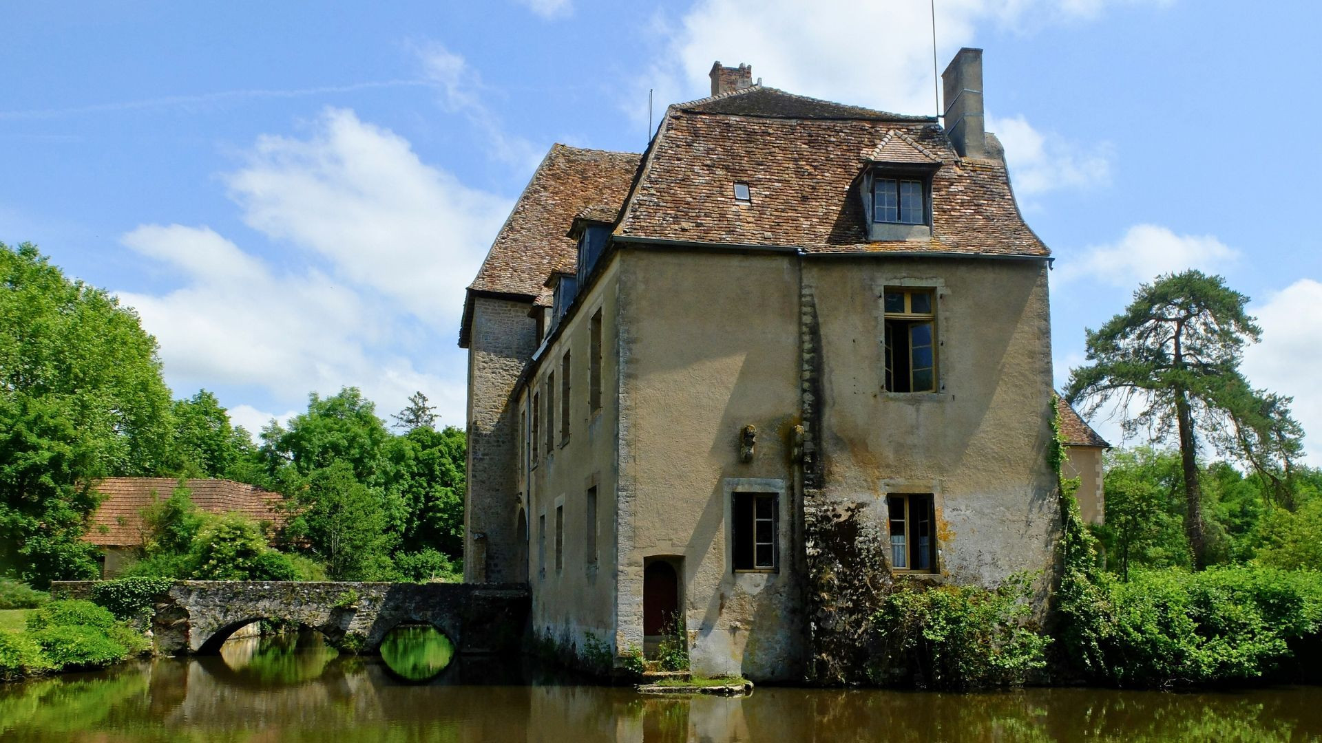 Vieille demeure et pont au bord de l'eau - Canal du Nivernais - Bourgogne - France