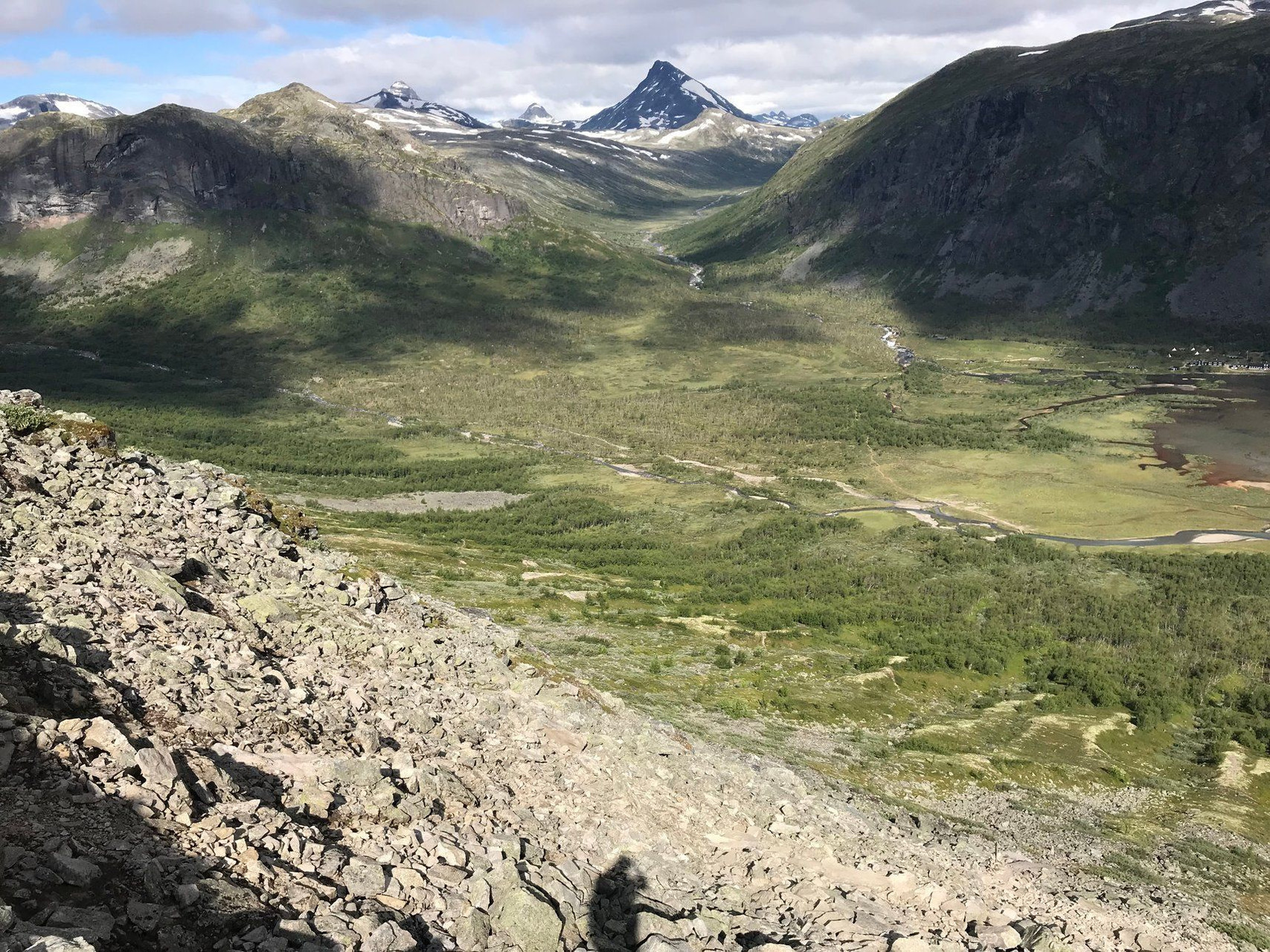Vallée verdoyante au-delà du refuge de Gjendebu - Jotunheimen - Norvège