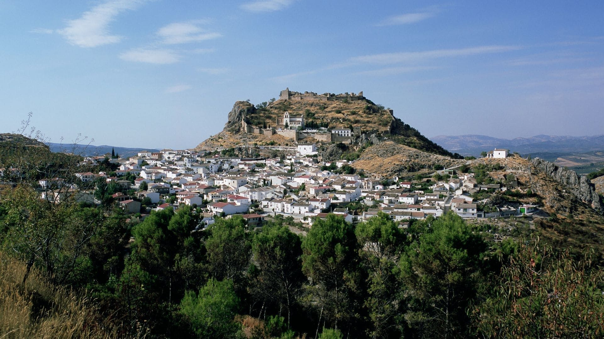 Village blanc et château perché en Andalousie - Espagne