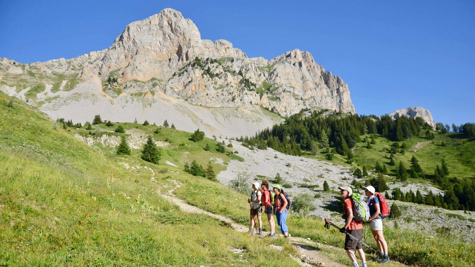 © Matthieu Offredi Groupe de randonneurs sous les falaises des Hauts Plateaux du Vercors - Alpes - France