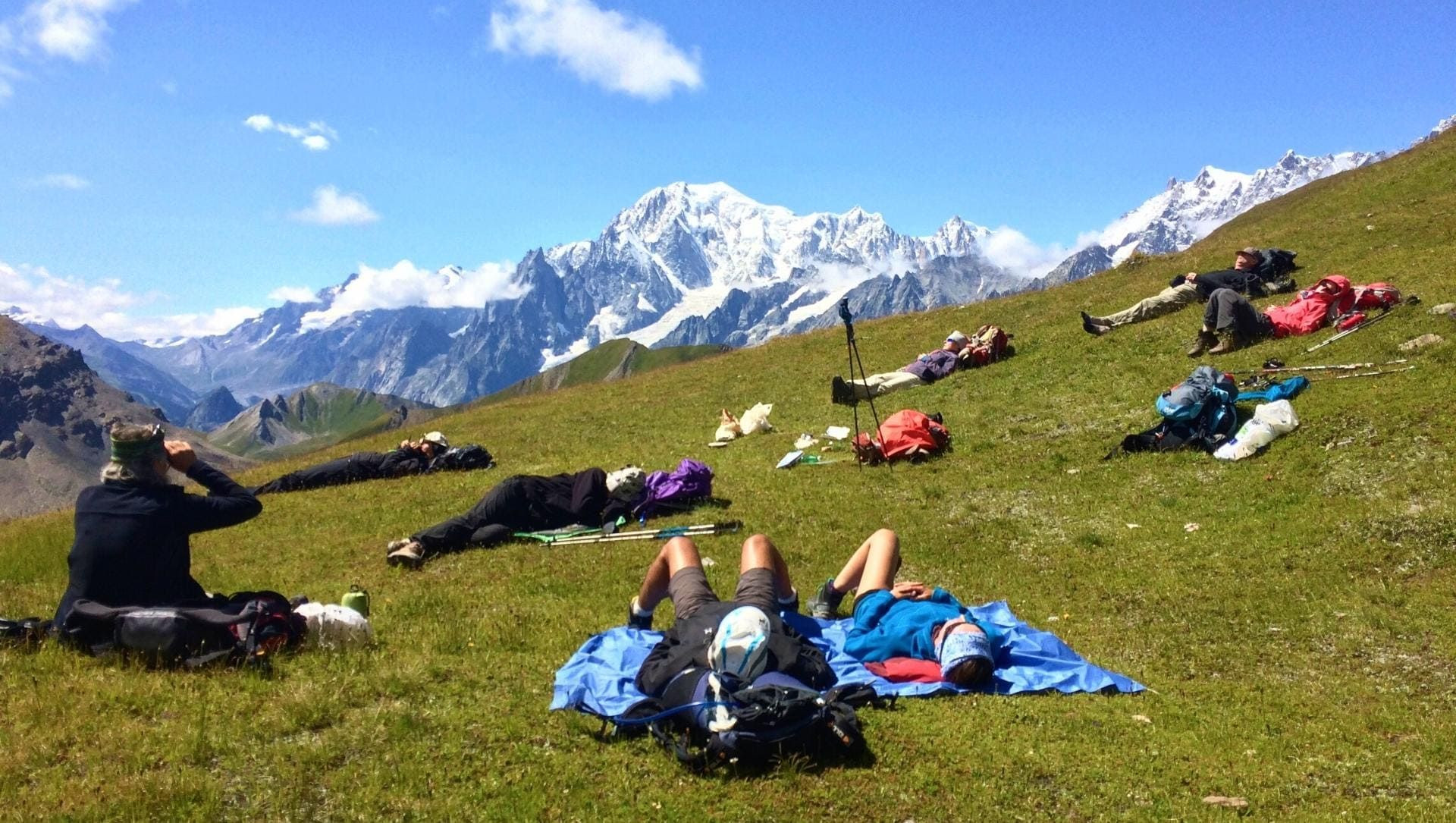 Groupe de randonneurs au repos face au Mont-Blanc - Val d'Aoste - Italie