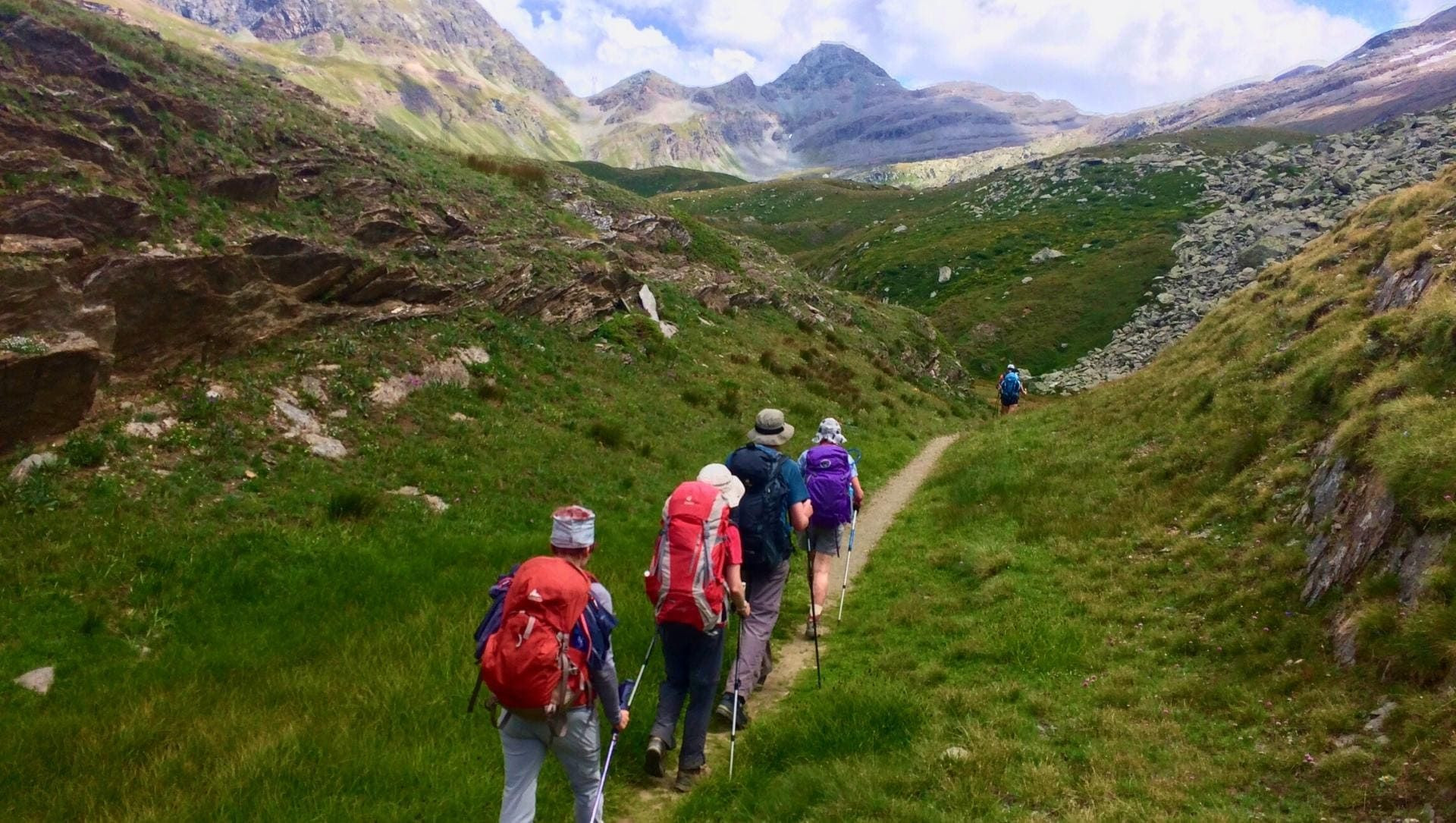 Groupe de randonneurs sur le sentier du Tour des Géants - Val d'Aoste - Italie