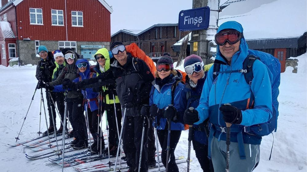 © Matthieu Offredi Groupe De Skieurs Nordique A La Gare De Finse Norvege C Mathieu Offredi - Norvège