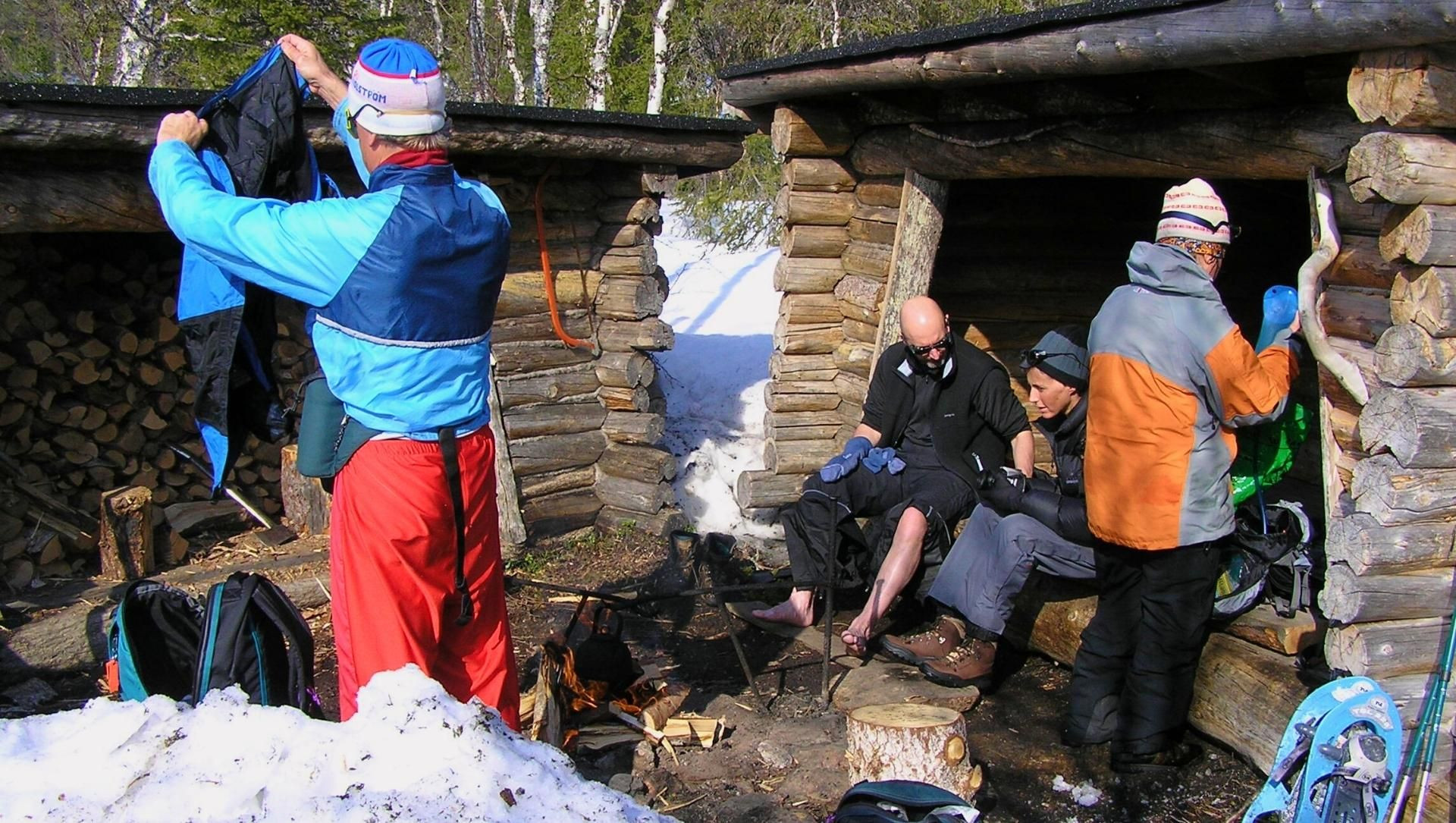 Groupe se reposant devant un abri en Laponie finlandaise - Finlande