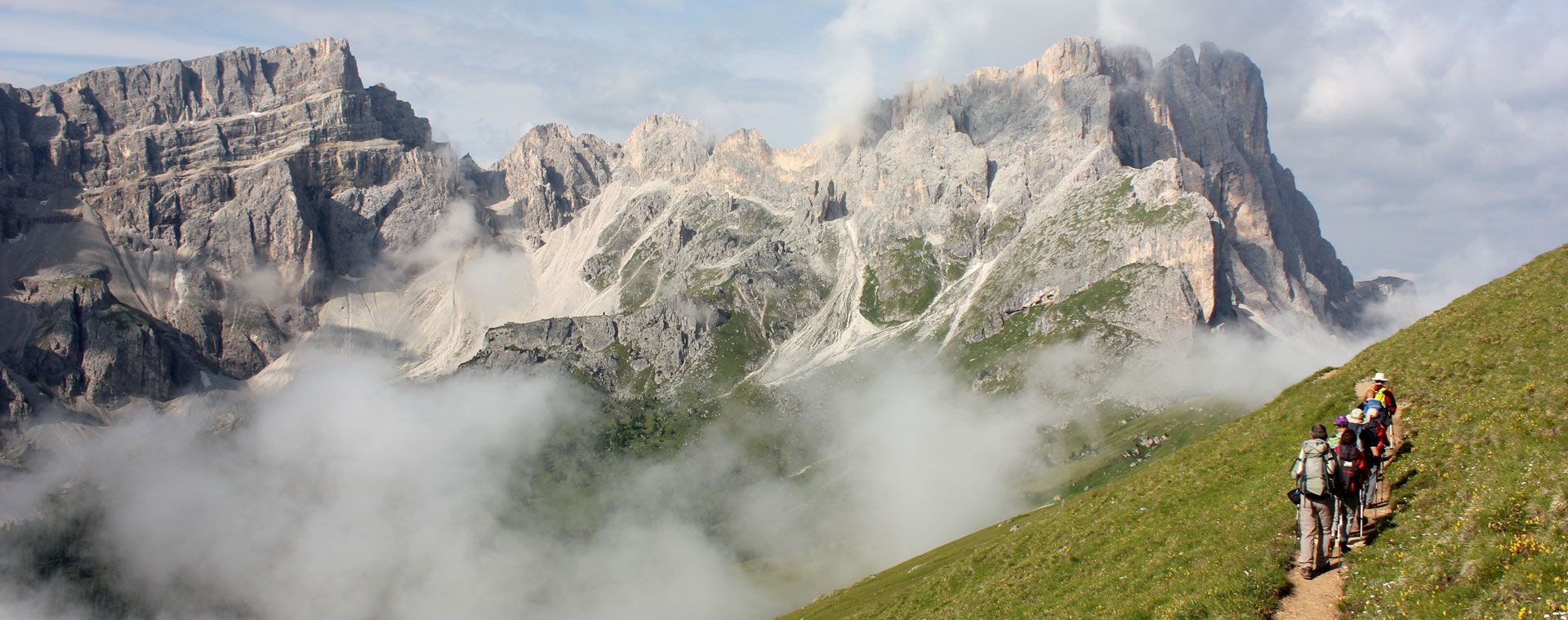 Groupe de randonneurs en file devant les Dolomites - Dolomites - Italie