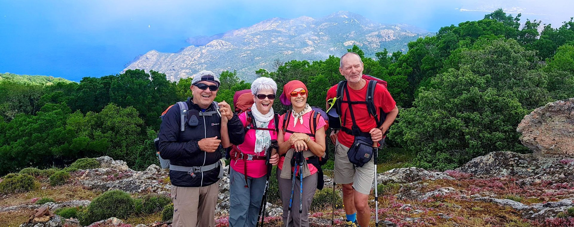 Groupe de randonneurs sur le sentier Mare e Monti - Corse - France