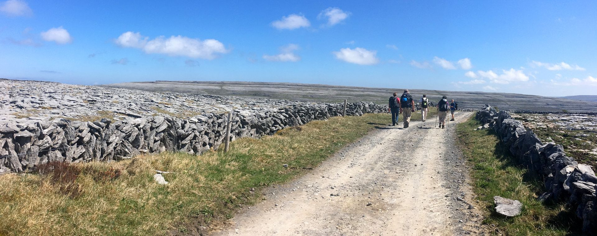 Groupe de randonneurs sur un chemin du Burren - Irlande