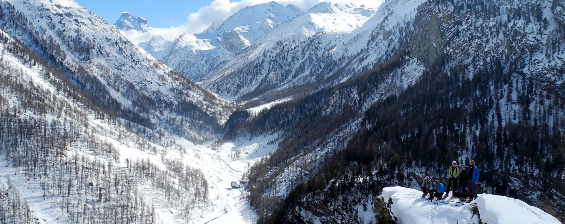 Randonneurs au-dessus d'une vallée enneigée - Parc naturel du Queyras - Hautes-Alpes, France