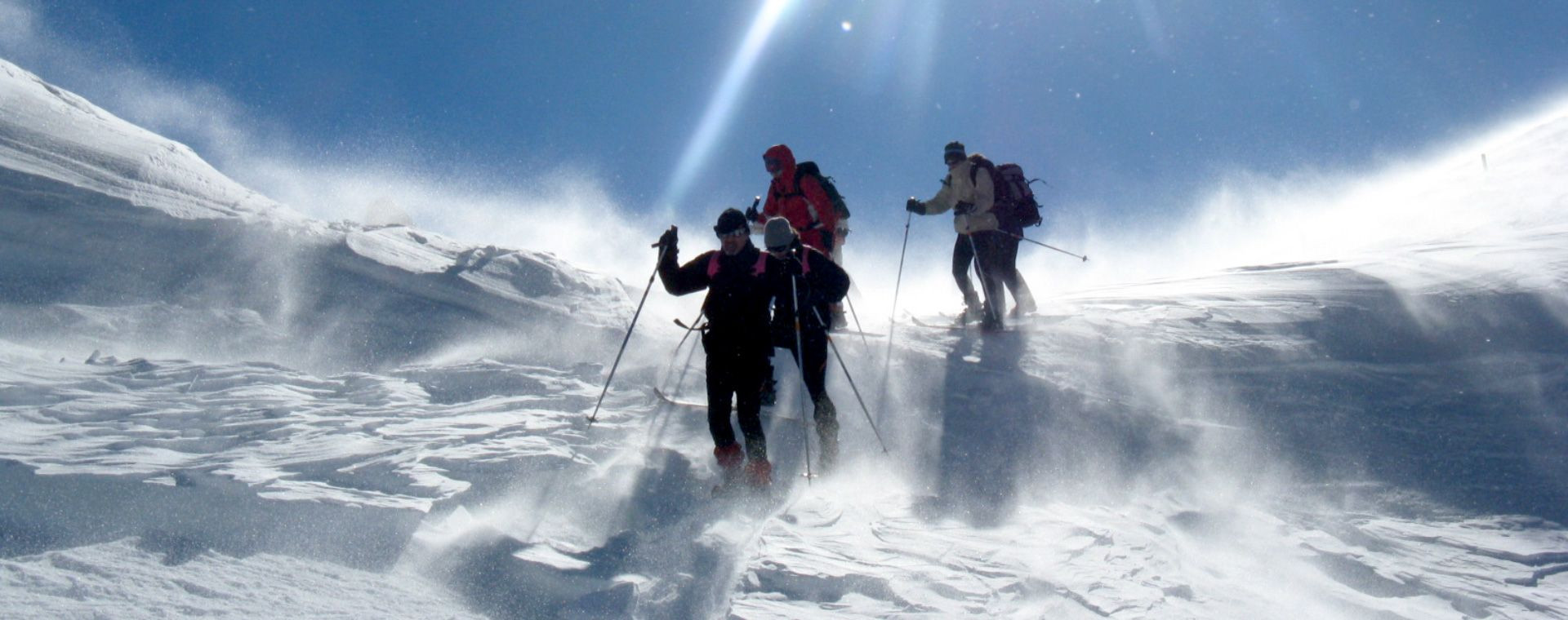 Groupe en ski de randonnée dans la poudreuse - Trace des Escartons - Queyras, France