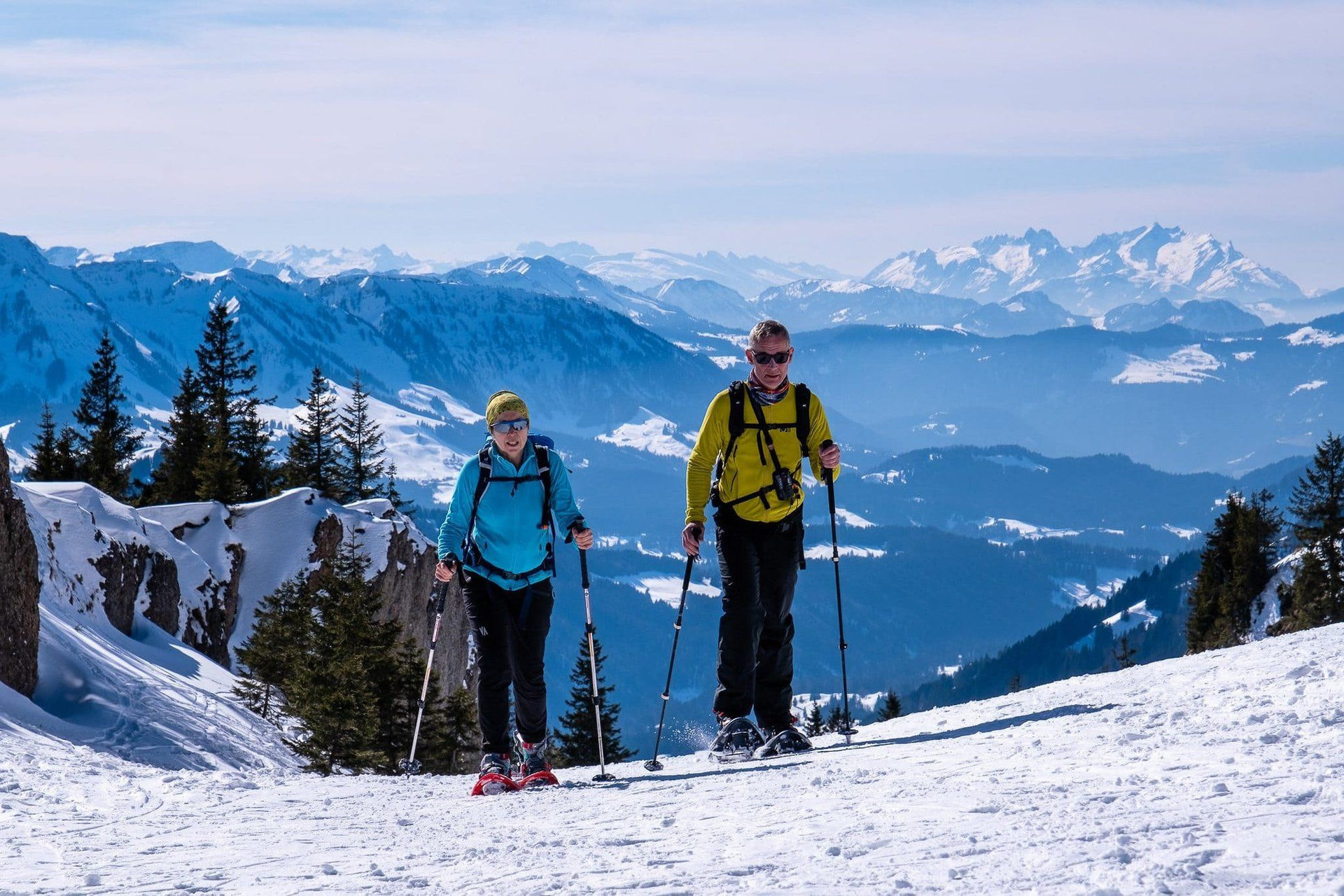 Randonneurs en raquettes en montagne enneigée - Bregenzerwald - Autriche