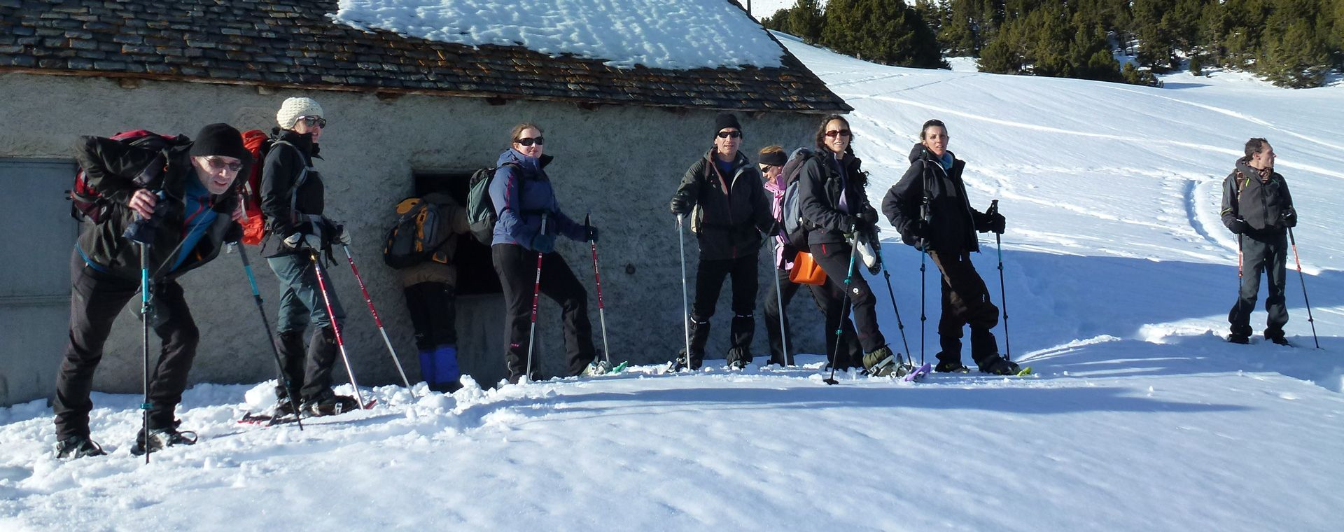 Groupe en raquettes devant une bergerie enneigée - Val d'Aran - Espagne