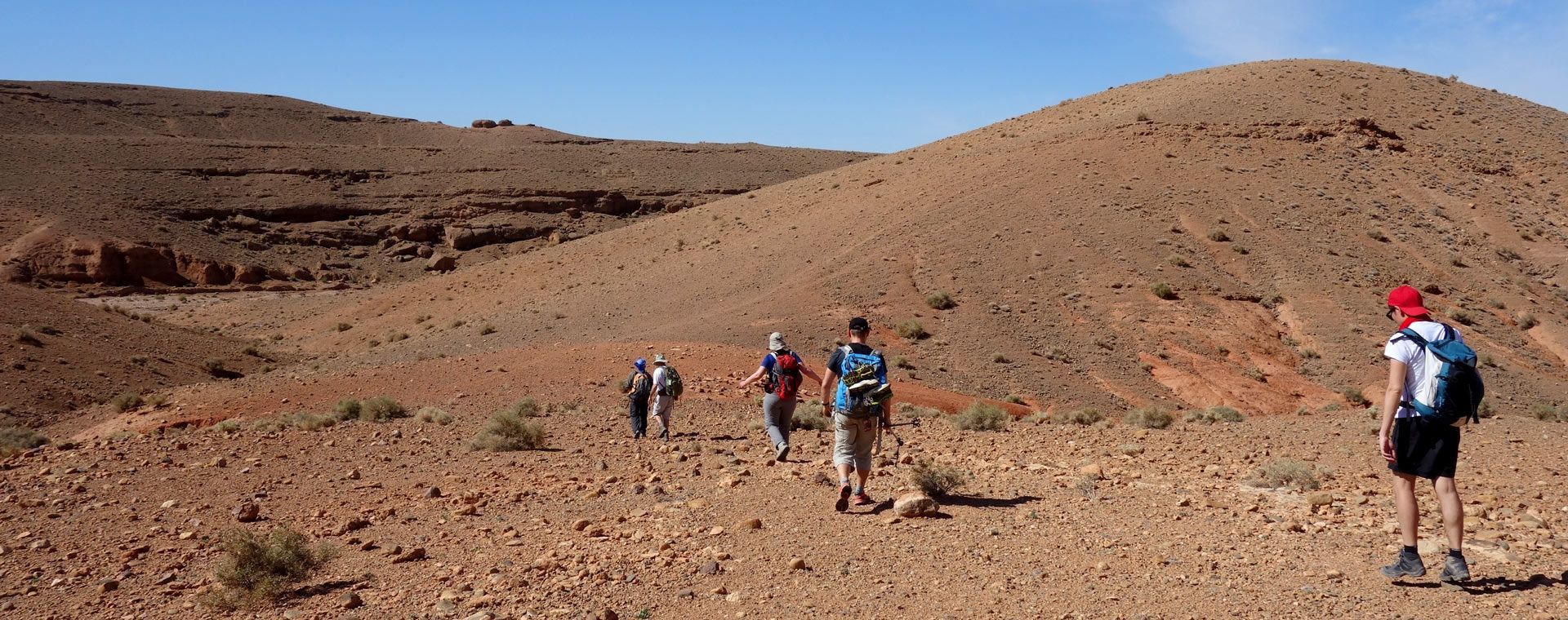 Groupe de randonneurs dans un désert rocheux - Vallée des Roses - Maroc