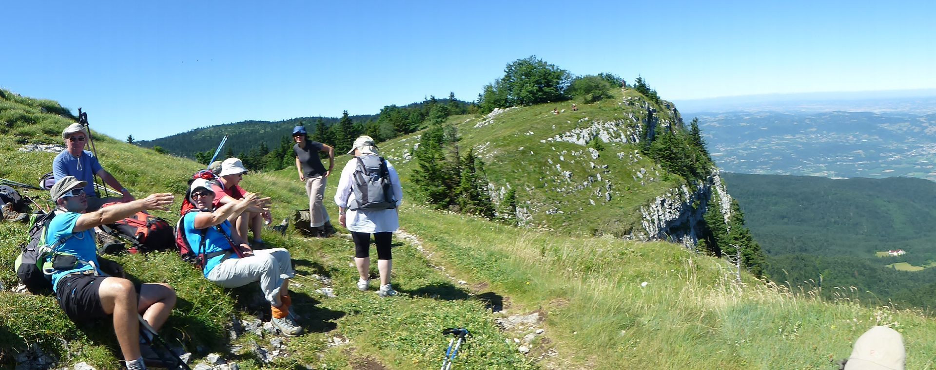 Groupe de randonneurs au repos sur une crête - Vercors - France