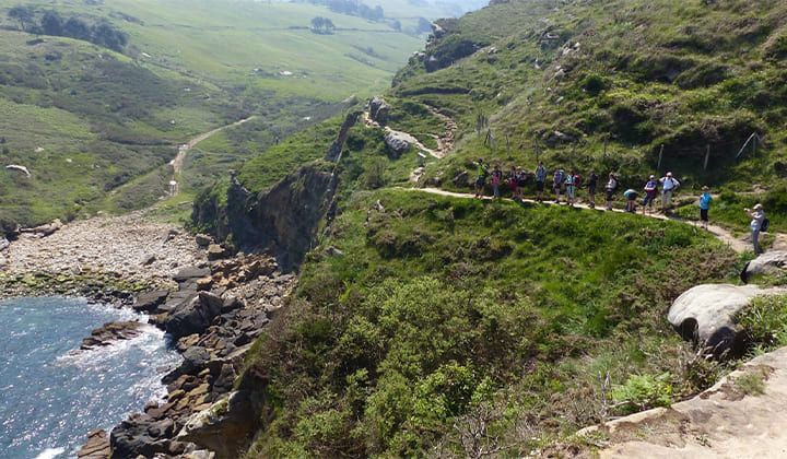 Groupe de randonneurs sur le sentier littoral - Pays Basque - France