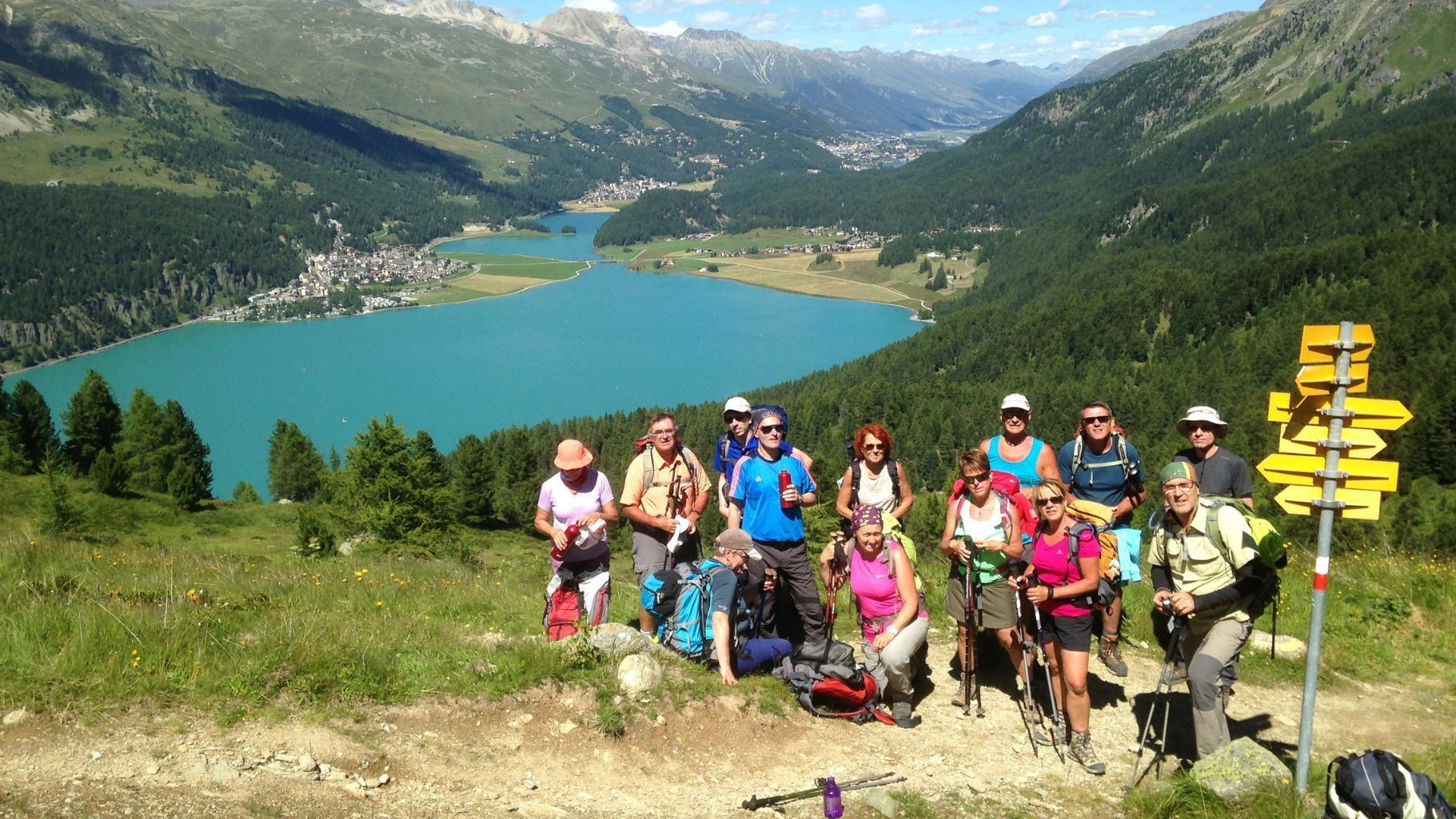 Groupe de randonneurs au-dessus du lac de Silvaplana - Engadine - Suisse