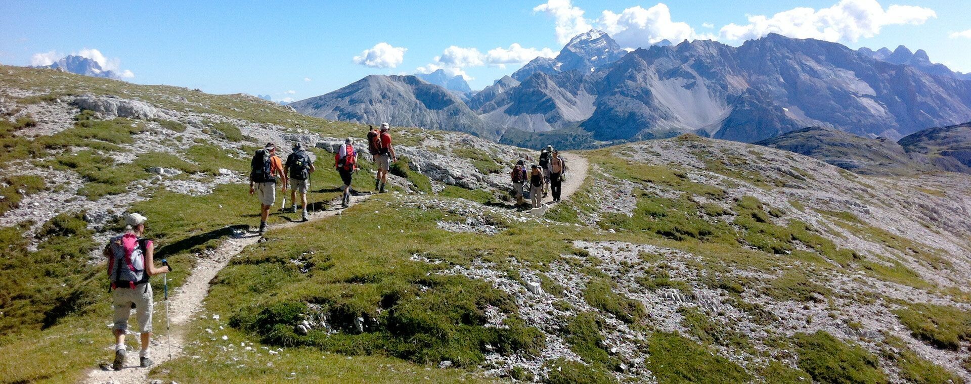 Groupe de randonneurs sur une crête herbeuse face aux Cerces - Hautes-Alpes - France