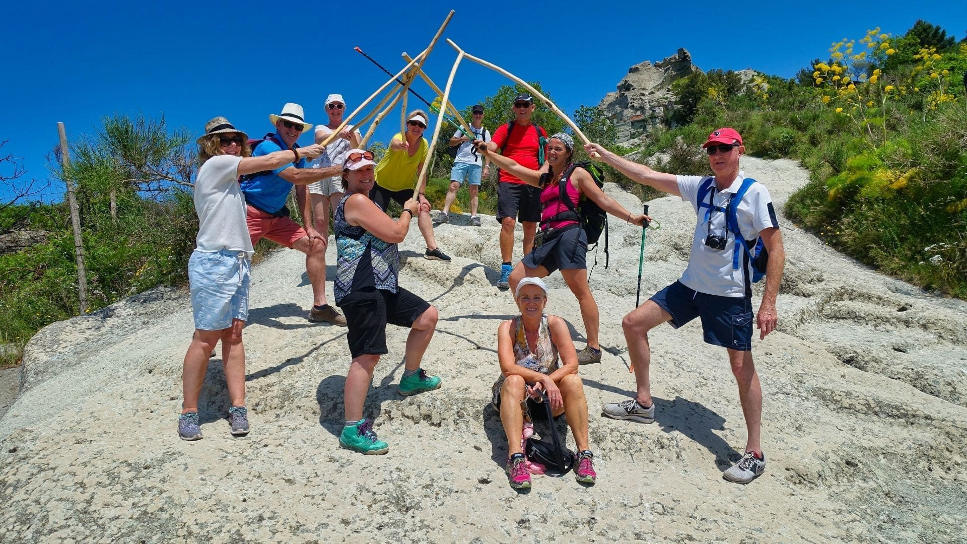 © Tania Gherli Groupe de randonneurs sur le mont Epomeo - Ischia - Italie