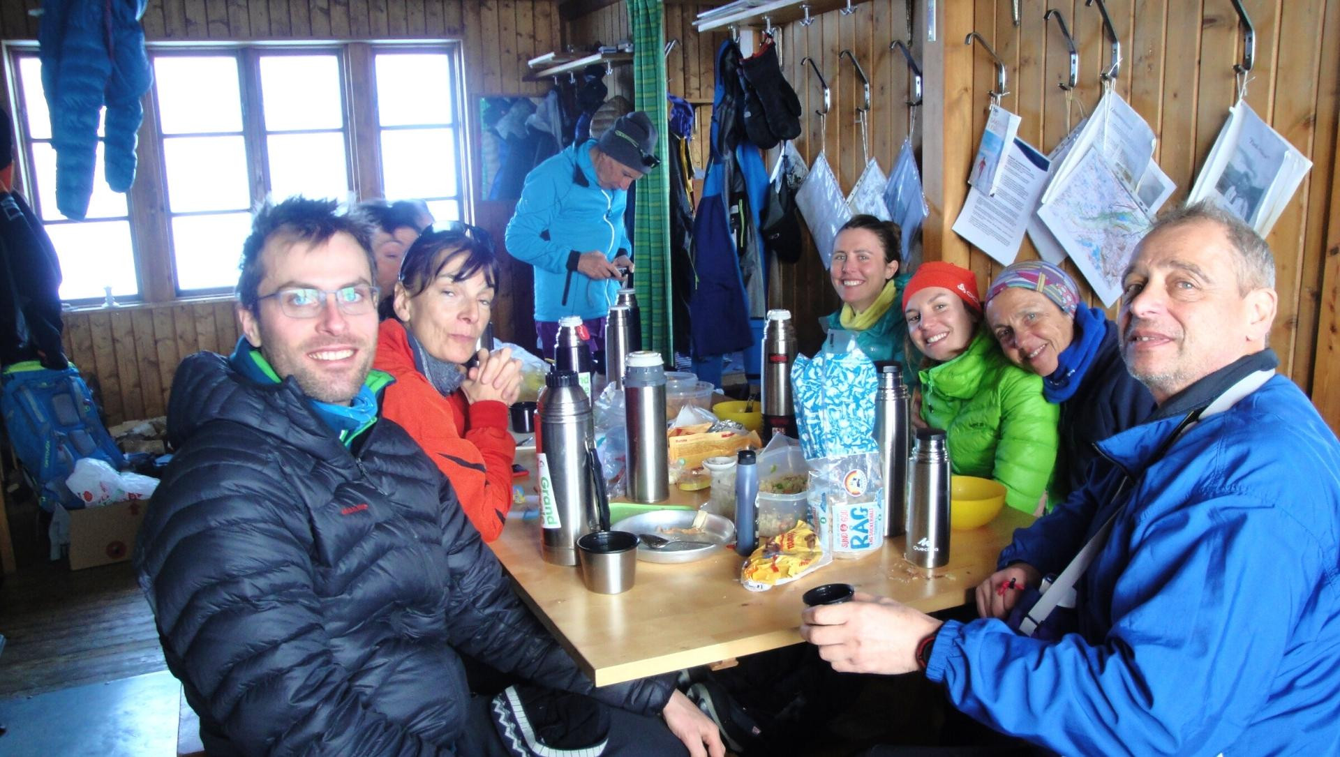 Groupe D Aventuriers Dans Un Refuge De La Kungsleden Doriane Argaud - Suède