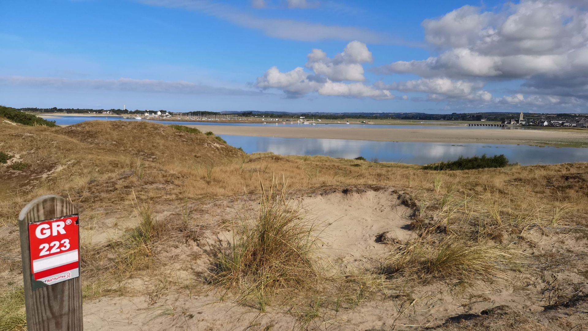 Balise GR223 sur le sentier littoral des dunes - Manche - Normandie