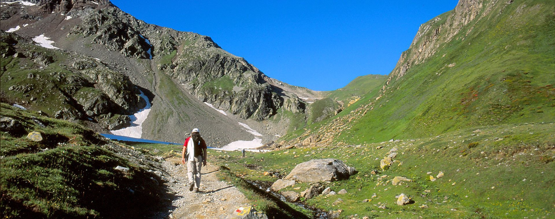Randonneur sur la GTA dans les Alpes du Nord - France