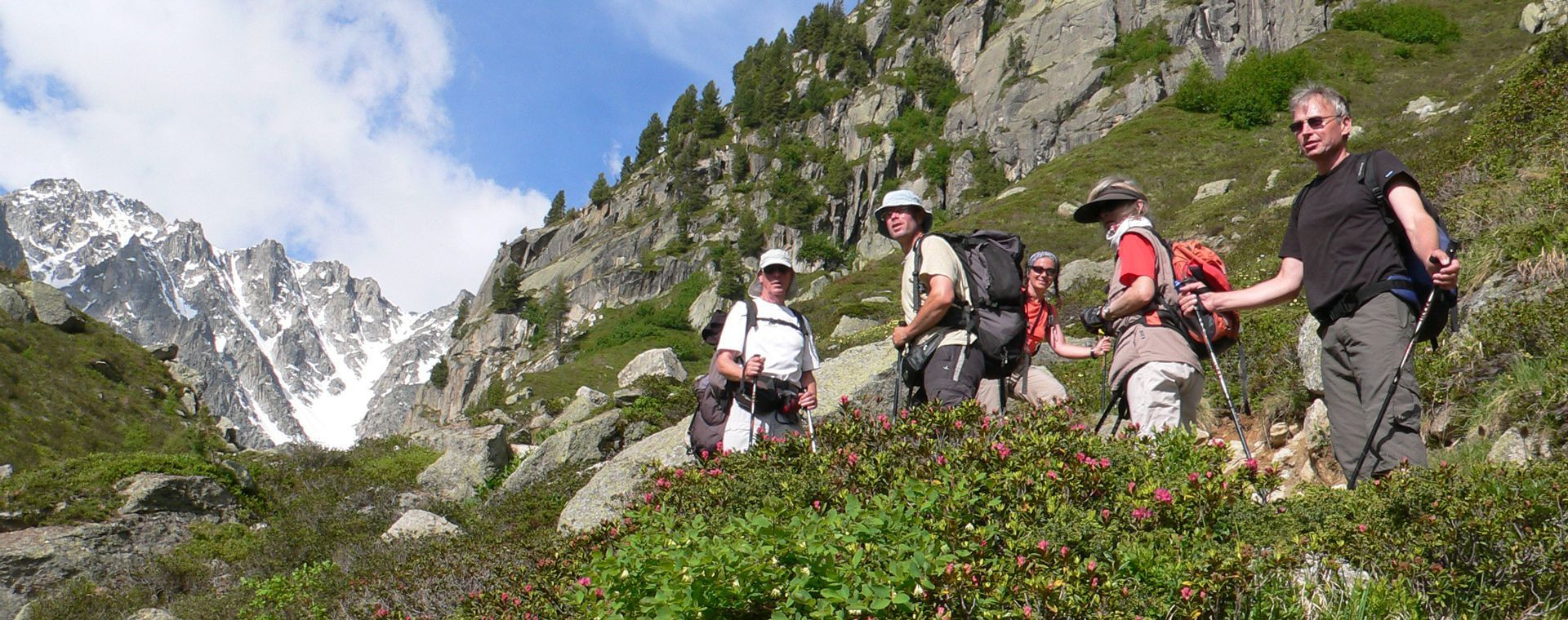 Groupe de randonneurs en montagne - Alpes du Nord - France