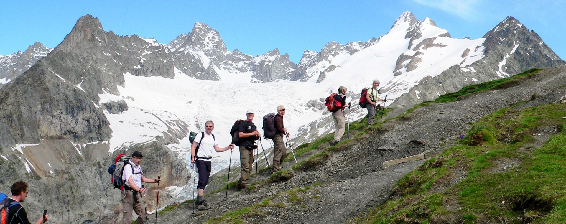 Randonneurs devant un glacier sur la Grande Traversée des Alpes - Alpes - France