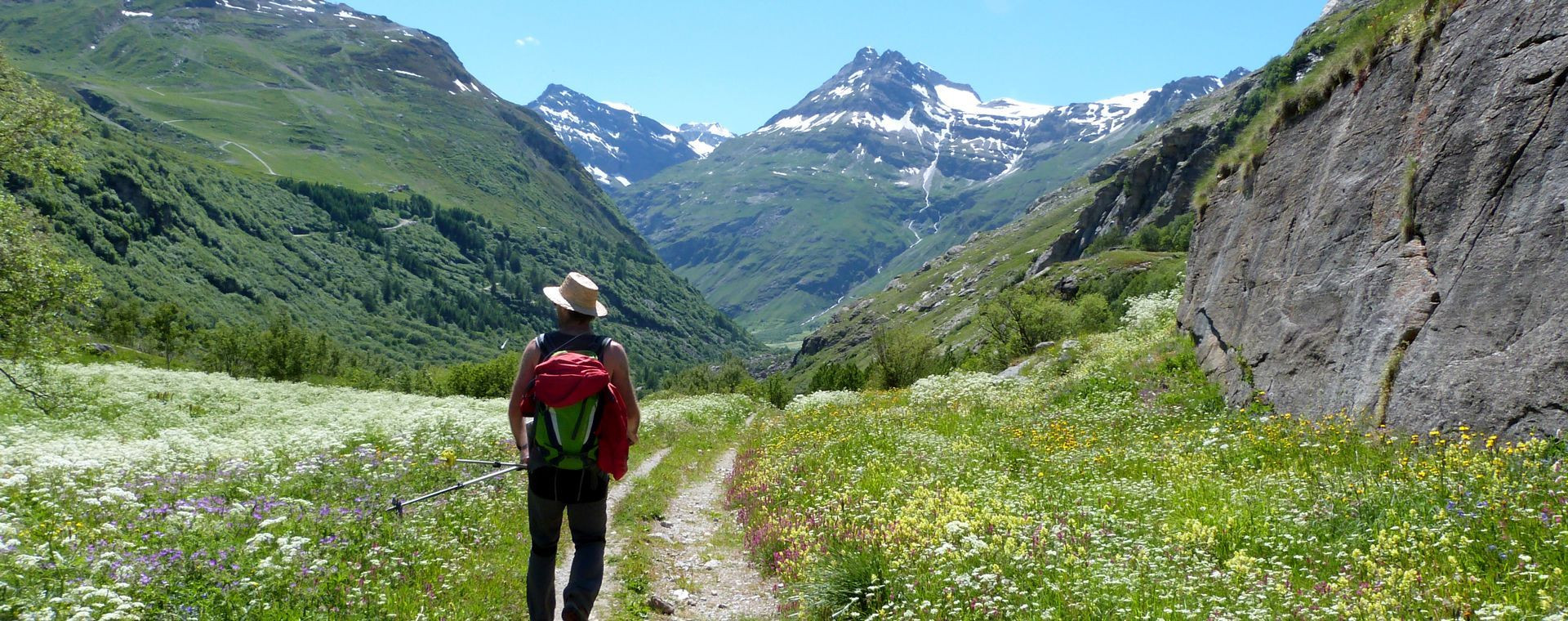 Randonneur sur la GTA dans les Alpes du Nord - France