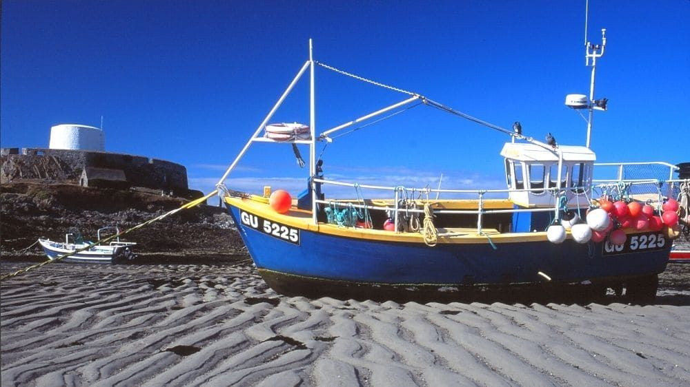 Bateau de pêche à marée basse devant Fort Grey - Guernesey - Îles Anglo-Normandes