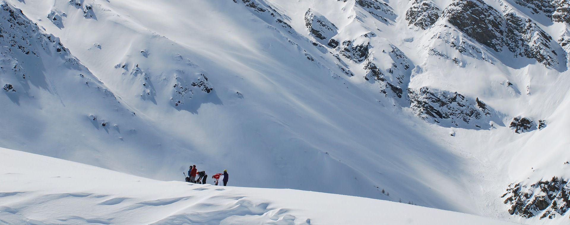 Groupe de randonneurs sous les pentes enneigées - entre Écrins et Thabor - Alpes - France