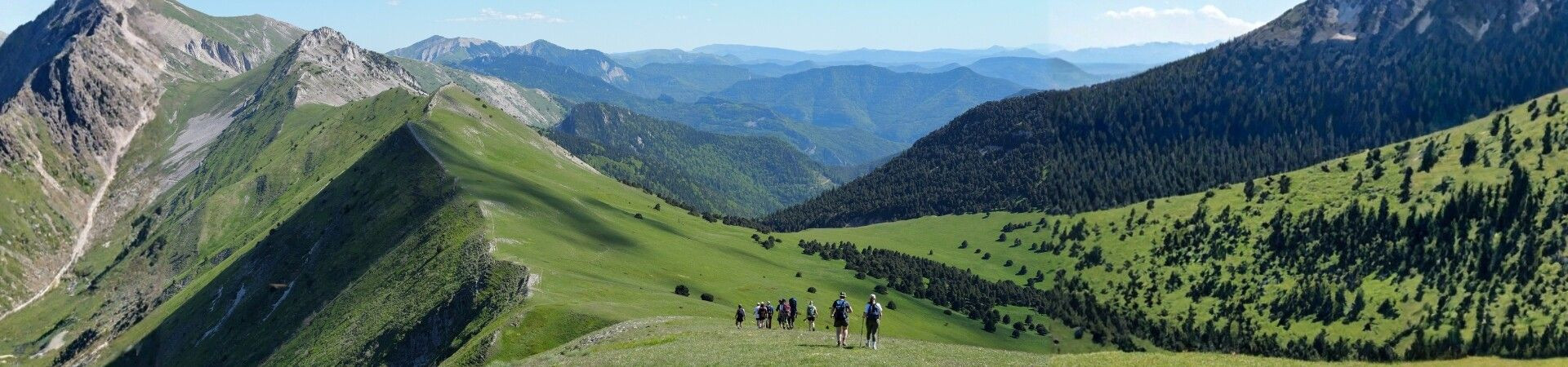 Randonnée guidée sur crête d'alpages verdoyants - Alpes françaises - France