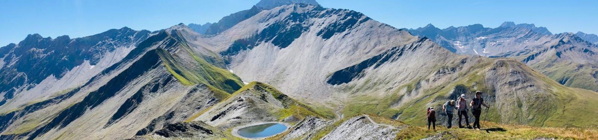 Randonneurs sur une crête panoramique - Alpes - France