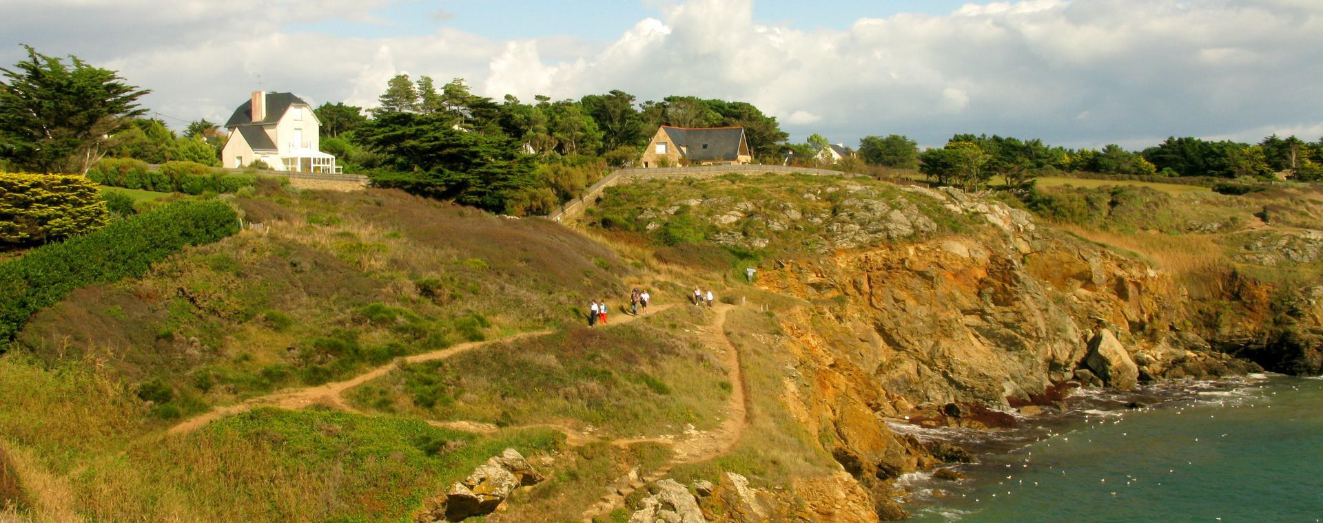 Randonneurs sur le sentier côtier au-dessus de la mer - Bretagne - France