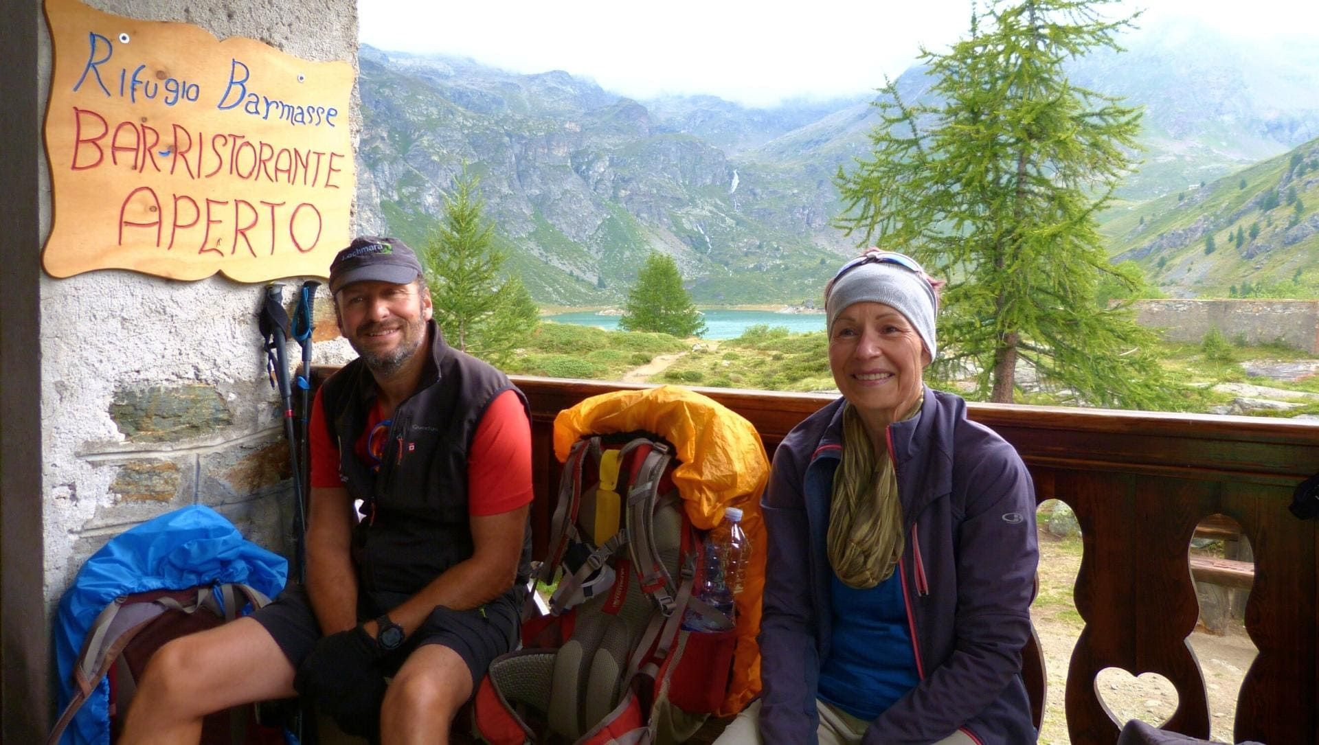 Randonneurs en pause au refuge Barmasse - Val d'Aoste - Italie