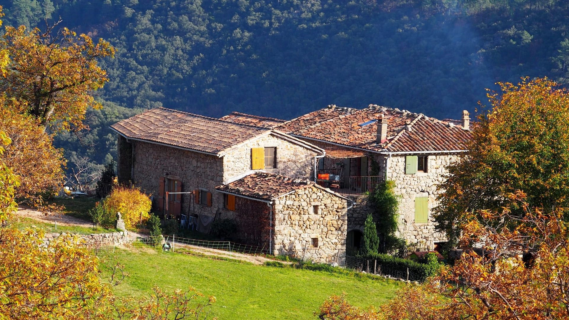 Hameau de pierre en automne - Parc naturel des Monts d'Ardèche - France
