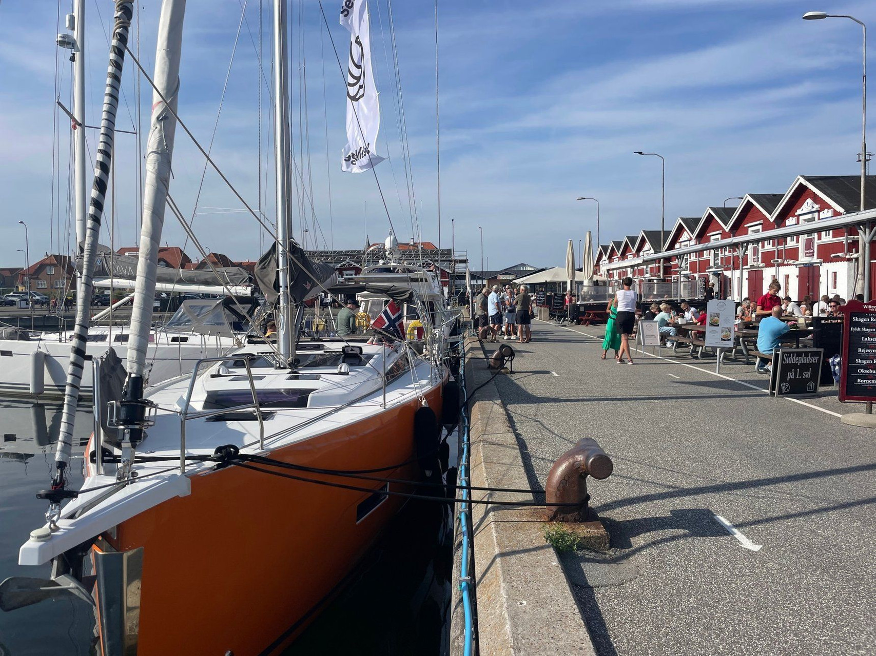 Voilier à quai et cabanes rouges du port - Skagen - Danemark